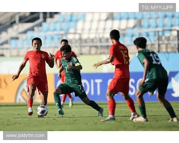 中国男足奋力逆转夺关键胜利全国球迷热议球队重拾信心