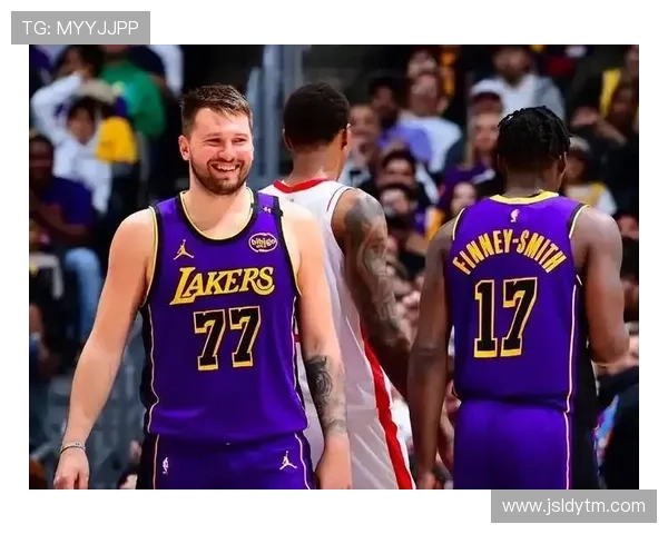 詹姆斯领衔湖人迎战勇士,东契奇再创历史新高,NBA赛季精彩纷呈 詹姆斯领衔湖人迎战勇士,东契奇再创历史新高,NBA赛季精彩纷呈