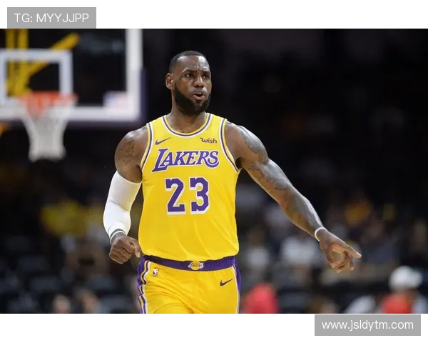 勒布朗詹姆斯复出表现亮眼 湖人战胜勇士迎来赛季首胜