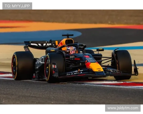 新赛季F1车队动向激增引发车手席位竞争全面升级前景备受关注中 新赛季F1车队动向激增引发车手席位竞争全面升级前景备受关注中