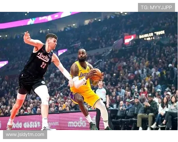 勒布朗领衔湖人击败勇士再次晋级季后赛 新星崭露头角成关键胜负手