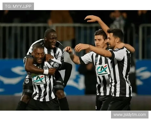 里昂俱乐部宣布新赛季阵容调整并签约多名年轻潜力球员